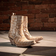 DISTRESSED CREMA CROC PRINT